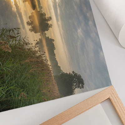 Poster Ein nebliger Morgen am See mit Spiegelungen der Natur