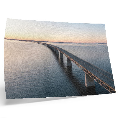 Poster Eine Brücke über ein ruhiges Meer bei Sonnenuntergang