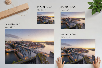 Poster Die Brücke vor dem Hintergrund der untergehenden Sonne und der Stadt