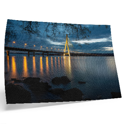 Poster Beleuchtete Brücke über das Wasser bei Nacht