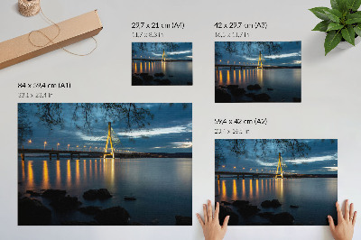 Poster Beleuchtete Brücke über das Wasser bei Nacht
