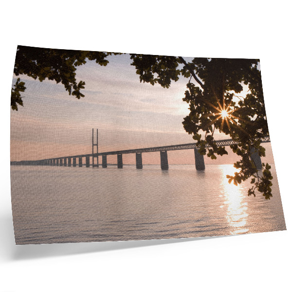 Kunstdruck poster Eine malerische Brücke im Sonnenuntergang über dem Wasser