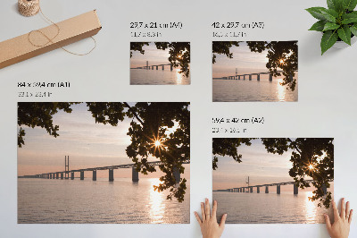 Kunstdruck poster Eine malerische Brücke im Sonnenuntergang über dem Wasser