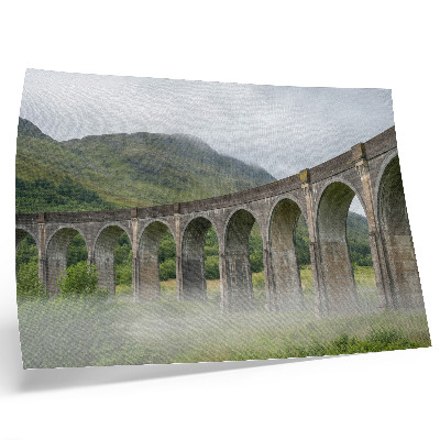 Poster Eine majestätische Bogenbrücke inmitten von Grün