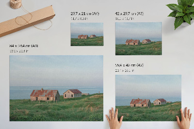 Poster kunstdruck Rustikale Gebäude, grüne Wiesen, Meer