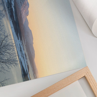 Poster Winterlandschaft mit Bergen, Wasser und Bäumen in der Abenddämmerung