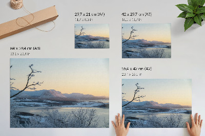 Poster Winterlandschaft mit Bergen, Wasser und Bäumen in der Abenddämmerung
