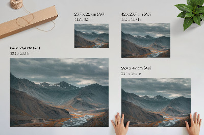 Poster Düstere Berge, orangefarbene Bäche, dramatische Wolken