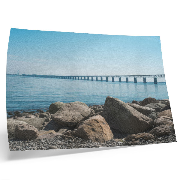 Poster Brücke über blaue Wassersteine ​​am Ufer
