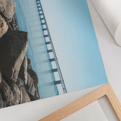 Poster Brücke über blaue Wassersteine ​​am Ufer