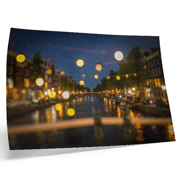 Poster kunstdruck Eine bezaubernde Stadt bei Nacht, deren Lichter sich im Wasser spiegeln