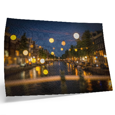 Poster kunstdruck Eine bezaubernde Stadt bei Nacht, deren Lichter sich im Wasser spiegeln