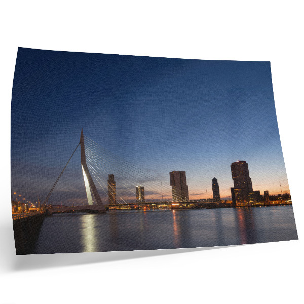 Poster Brücke und Stadt in der Abenddämmerung mit leuchtenden Stadtlichtern