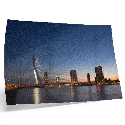 Poster Brücke und Stadt in der Abenddämmerung mit leuchtenden Stadtlichtern