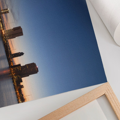 Poster Brücke und Stadt in der Abenddämmerung mit leuchtenden Stadtlichtern