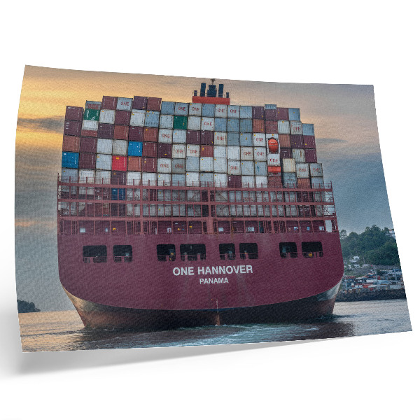 Poster kunstdruck Ein Containerschiff voller bunter Container auf dem Wasser