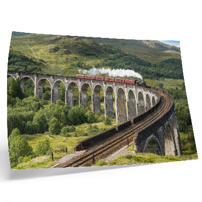 Kunstdruck poster Ein Viadukt mit einem Zug inmitten grüner Hügel