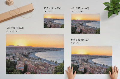 Kunstdruck poster Blick auf die Stadt bei Sonnenuntergang über dem Meer
