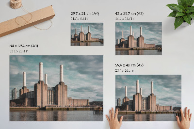 Poster kunstdruck Ein imposantes Gebäude mit Schornsteinen über dem Fluss