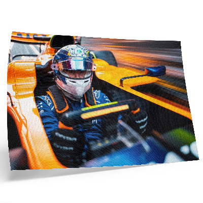 Poster Ein Fahrer in einem Rennwagen voller Geschwindigkeit und Energie