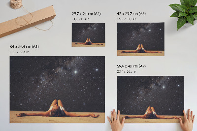 Poster Eine surreale Gestalt unter einem Sternenhimmel
