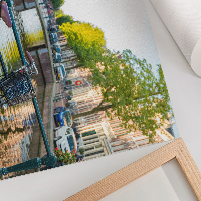 Kunstdruck poster Kanal, Brücke, Bäume, Gebäude, Fahrrad, Blumen