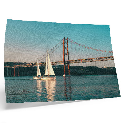 Kunstdruck poster Eine Brücke und Segelboote über dem Wasser in Pastelltönen