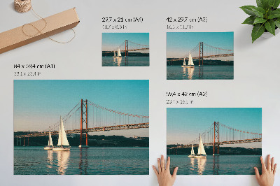 Kunstdruck poster Eine Brücke und Segelboote über dem Wasser in Pastelltönen