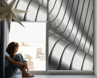 Fensterrollo mit metallischem Abstraktionsmuster