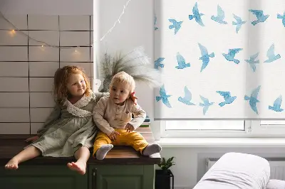 Fensterrollo mit Motiv von blauen Vögeln