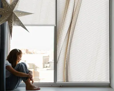 Fensterrollo für den Innenbereich mit Wellenmotiv auf weißem Hintergrund
