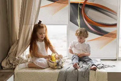 Fensterrollo für den Innenbereich mit orangem Linienmuster