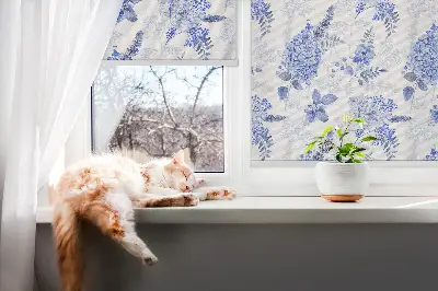 Fensterrollo mit blauem Blumenmuster
