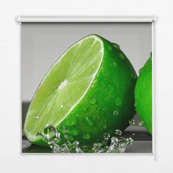 Fensterrollo für den Innenbereich mit dem Motiv Limetten im Wasser