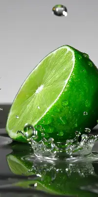 Fensterrollo für den Innenbereich mit dem Motiv Limetten im Wasser