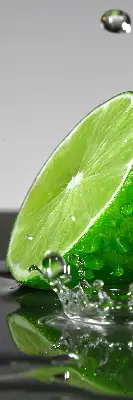 Fensterrollo für den Innenbereich mit dem Motiv Limetten im Wasser