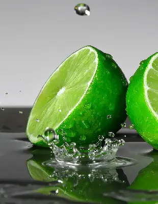 Fensterrollo für den Innenbereich mit dem Motiv Limetten im Wasser