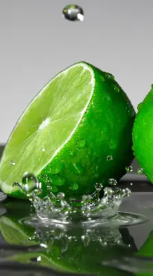 Fensterrollo für den Innenbereich mit dem Motiv Limetten im Wasser