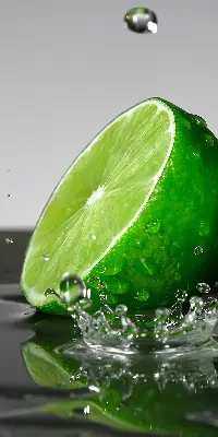 Fensterrollo für den Innenbereich mit dem Motiv Limetten im Wasser