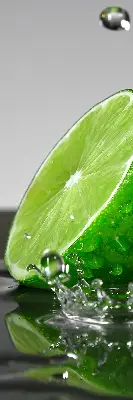 Fensterrollo für den Innenbereich mit dem Motiv Limetten im Wasser