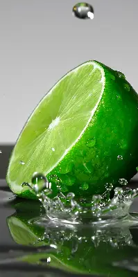 Fensterrollo für den Innenbereich mit dem Motiv Limetten im Wasser