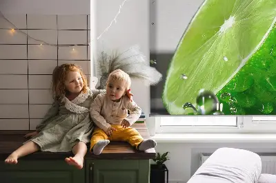 Fensterrollo für den Innenbereich mit dem Motiv Limetten im Wasser