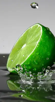 Fensterrollo für den Innenbereich mit dem Motiv Limetten im Wasser