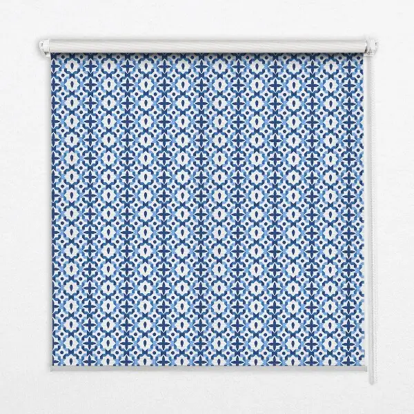 Fensterrollo mit blauem Formenmuster