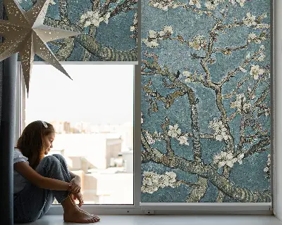 Fensterrollo mit Zweigen auf blauem Hintergrund