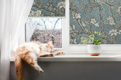 Fensterrollo mit Zweigen auf blauem Hintergrund