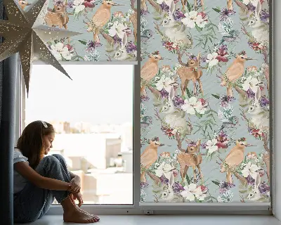 Fensterrollo mit Motiv von Rehen, Vögeln und Kaninchen