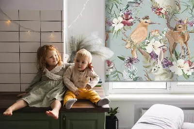 Fensterrollo mit Motiv von Rehen, Vögeln und Kaninchen
