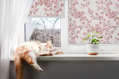 Rollo Fenster mit Motiv von rosa Blütenblättern eines Baumes