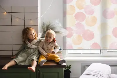 Fensterrollo für den Innenbereich mit buntem Fleckenmuster